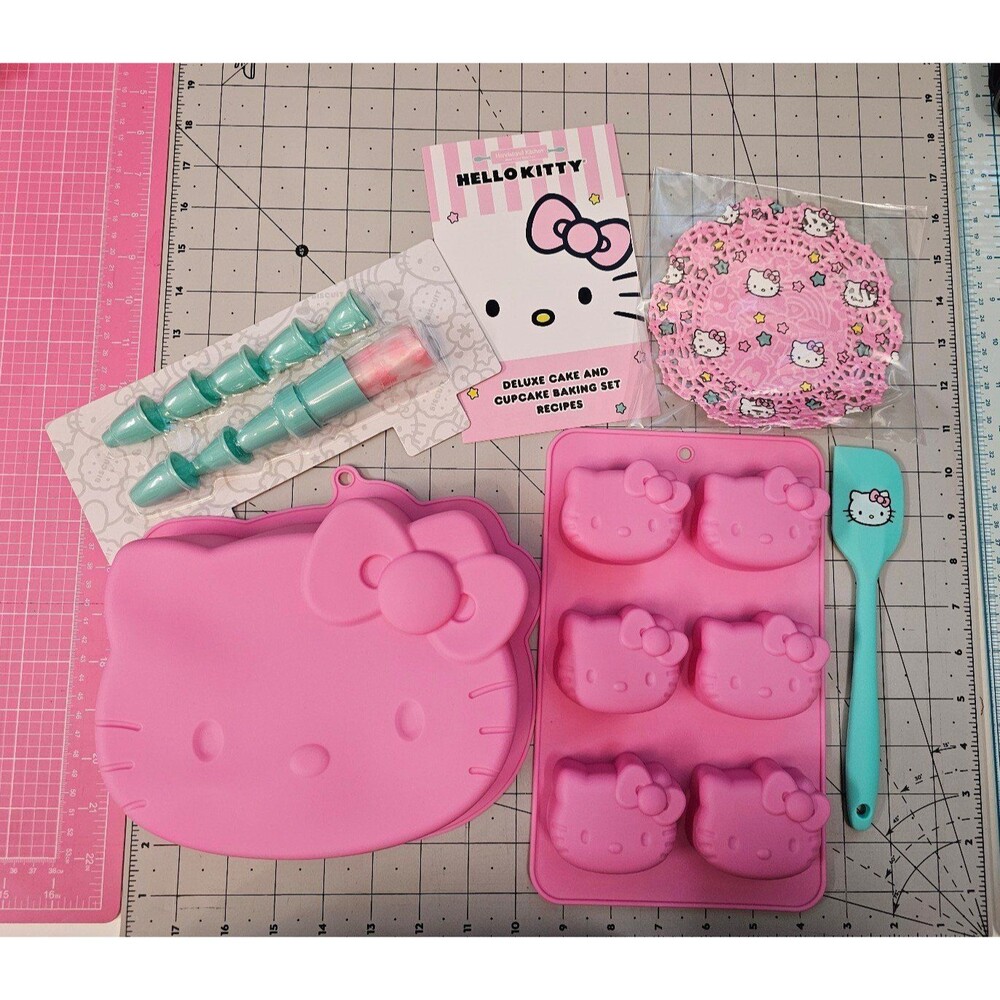 Sanrio Hello Kitty cake and cupkake baking set pink silicone